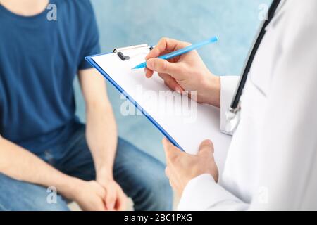 Medico che scrive prescrizione in compressa vuota. Consultazione del sintomo Foto Stock