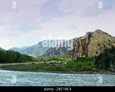 Il fiume Shoshone si snoda intorno e lungo la North Fork Highway nel Wyoming. Foto Stock