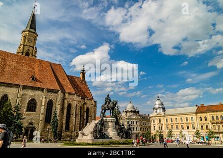 Chiesa di San Michele e Piazza dell'unità, Cluj-Napoca, Romania. Giugno 2017. Foto Stock