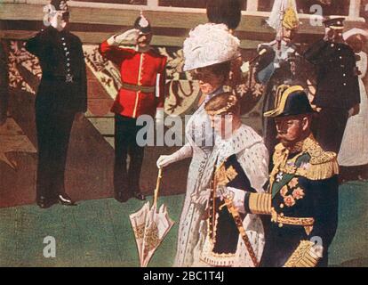 EDOARDO VIII (1894-1972) alla sua investitura come Principe di Galles 13 luglio 1911 accompagnato da suo padre Giorgio V e madre Maria di Teck Foto Stock