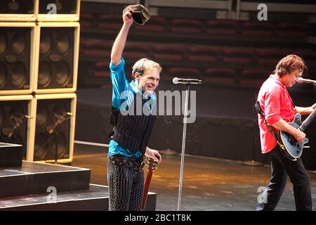 Van Halen si esibiscono in un diverso tipo di Truth Tour al Wells Fargo Center di Philadelphia, Pa il 5 marzo 2012 Credit: Scott Weiner/MediaPunch Foto Stock