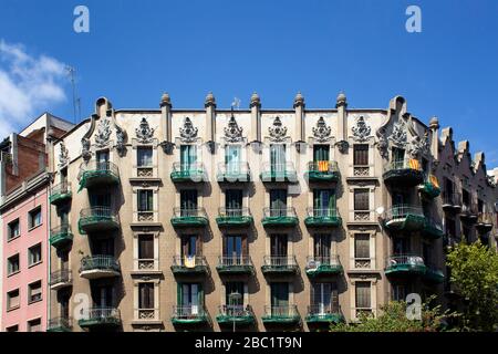 Vista degli edifici residenziali tradizionali, storici e tipici di Barcellona che mostrano lo stile architettonico spagnolo. Le bandiere catalane sono appese ai balconi. Foto Stock