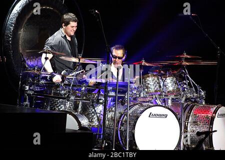 Van Halen si esibiscono in un diverso tipo di Truth Tour al Wells Fargo Center di Philadelphia, Pa il 5 marzo 2012 Credit: Scott Weiner/MediaPunch Foto Stock