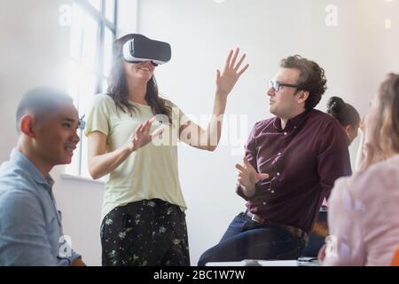Programmatori di computer di test di realtà virtuale simulator bicchieri in ufficio Foto Stock
