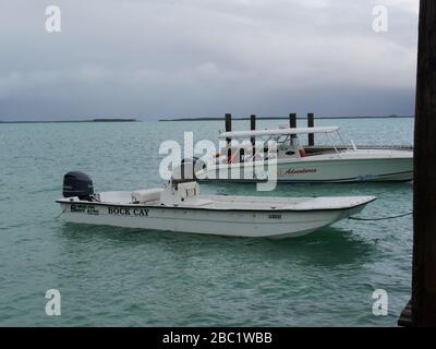 Barraterre, Exuma Cays-gennaio 2018: Due barche a velocità ormeggiate a Barraterre, la punta nord-occidentale della Grande Exuma alle Bahamas. Foto Stock