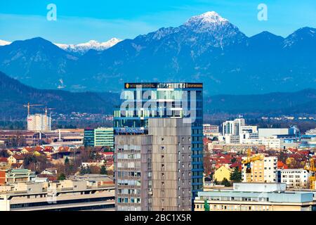 Lubiana - dicembre 2019, Slovenia: Vista dell'edificio dell'hotel Intercontinental con splendide Alpi innevate sullo sfondo Foto Stock