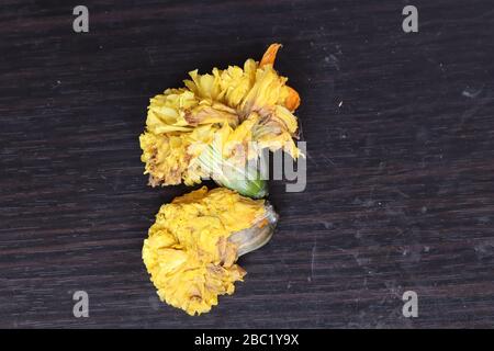 Marigold Flower Rangoli Design per il Festival Ugadi Foto Stock