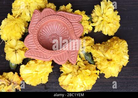 Marigold Flower Rangoli Design per il Festival Ugadi Foto Stock