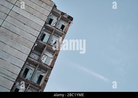 Immagine apocalittica. Un vecchio edificio in rovina sta cadendo. Interno urbano decadimento, edificio abbandonato Foto Stock