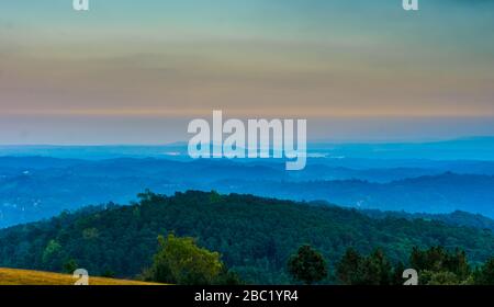 Il bellissimo tramonto si riversa da dorato a rosso a blu Foto Stock