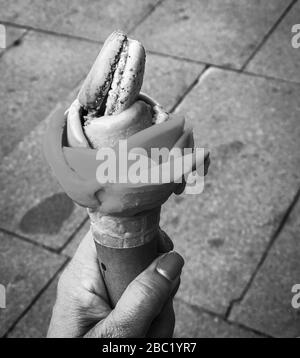 delizioso gelato artigianale con macaroon Foto Stock