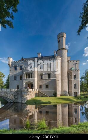 Castello di Karpniki (Fischbach), 14th secolo, ricostruito nel 1846 in stile neogotico, hotel a Karpniki, Jelenia Gora Valle dei palazzi, bassa Slesia, Polonia Foto Stock