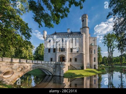 Castello di Karpniki (Fischbach), 14th secolo, ricostruito nel 1846 in stile neogotico, hotel a Karpniki, Jelenia Gora Valle dei palazzi, bassa Slesia, Polonia Foto Stock