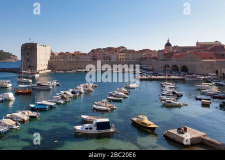 Dubrovnik, Croazia - 19 aprile 2019: Il Forte St. Ivana del 16th secolo alla fine del Porto Vecchio. Foto Stock