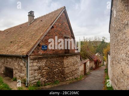 Giverny, Francia - 23 ottobre 2014: L'antica Rue aux juifs, o strada degli ebrei, con diverse case a graticcio. Nel 1306 i Giudei furono espelle Foto Stock