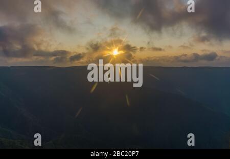 Il bellissimo tramonto si riversa da dorato a rosso a blu Foto Stock