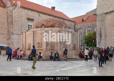 Dubrovnik, Croazia - 19 aprile 2019: La Fontana del Grande Onofrio fu costruita nel 1438 dall'architetto e ingegnere napoletano Onofrio della Cava. Foto Stock