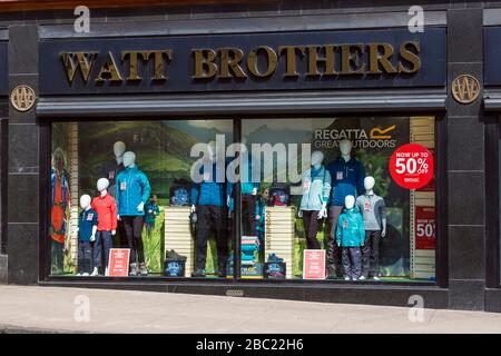 Questo negozio è chiuso in modo permanente. Watt Brothers Department Store Glasgow, vetrina nel centro della città su Bath Street, Scozia, Regno Unito Foto Stock