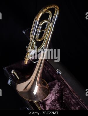 Yamaha YBL-421G Trombone basso con attacco F in custodia rigida con rivestimento in velluto scuro Full shot 1 su sfondo nero scuro Foto Stock