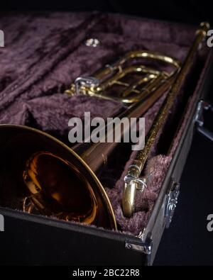 Yamaha YBL-421G Trombone basso con attacco F in custodia rigida rivestita in velluto scuro piena in caso di fondo nero scuro Foto Stock