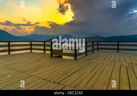 Il bellissimo tramonto si riversa da dorato a rosso a blu Foto Stock