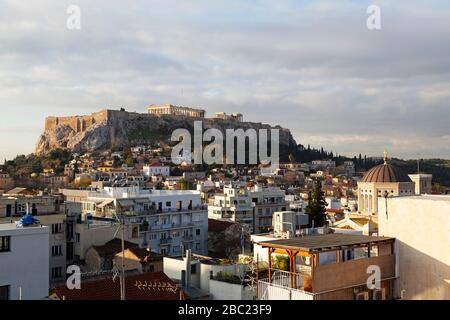 Vista sui tetti della città verso l'Acropoli di Atene, Grecia. Il Tempio di Atena sovrasta l'Acropoli. Foto Stock