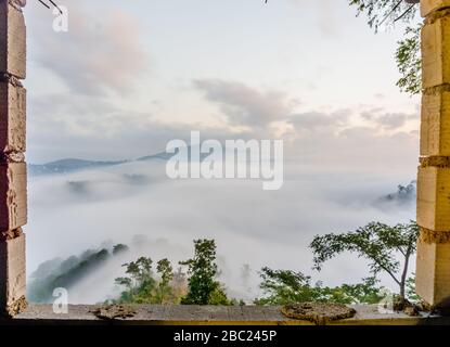 Il bellissimo tramonto si riversa da dorato a rosso a blu Foto Stock