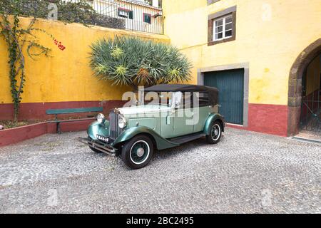 Parafango, la ruota e il faro anteriore di una annata 1932 auto parcheggiate in Fortaleza de Sao Tiago a Funchal. Foto Stock