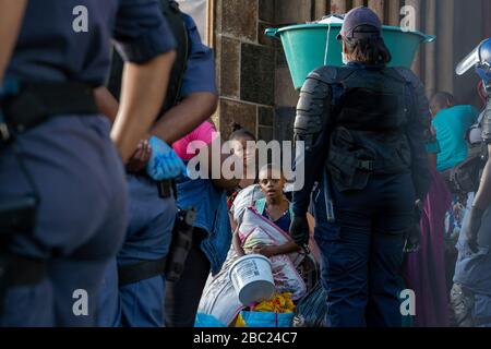 Centinaia di rifugiati sono rimossi dalla chiesa metodista centrale. Città del Capo, il 2 aprile 2020. I rifugiati fino ad ora si sono rifiutati di lasciare la chiesa nella Piazza del mercato Verde di Città del Capo a causa dei timori di violenza xenofoba. Città del Capo, Sudafrica. La Commissione per i diritti umani dell'SA ha affermato che i rifugiati sono stati spostati dalla chiesa a causa di problemi di salute tra il blocco del coronavirus a livello nazionale dell'Africas meridionale. Il gruppo di circa 600 persone si rifiutò di lasciare la chiesa, nonostante il recente divieto di raduni di più di 100 persone. Sono stati spostati in una nuova struttura a Belville 25 kilometr Foto Stock