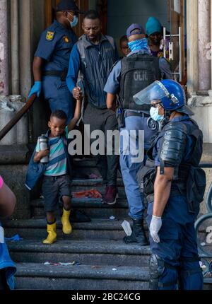 Centinaia di rifugiati sono rimossi dalla chiesa metodista centrale. Città del Capo, il 2 aprile 2020. I rifugiati fino ad ora si sono rifiutati di lasciare la chiesa nella Piazza del mercato Verde di Città del Capo a causa dei timori di violenza xenofoba. Città del Capo, Sudafrica. La Commissione per i diritti umani dell'SA ha affermato che i rifugiati sono stati spostati dalla chiesa a causa di problemi di salute tra il blocco del coronavirus a livello nazionale dell'Africas meridionale. Il gruppo di circa 600 persone si rifiutò di lasciare la chiesa, nonostante il recente divieto di raduni di più di 100 persone. Sono stati spostati in una nuova struttura a Belville 25 kilometr Foto Stock