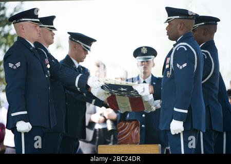 Servizio Graveside per le forze dell'aria dell'esercito degli Stati Uniti (pilota militare dell'aeronautica femminile) Firenze Elaine Danforth Harmon nel Cimitero Nazionale di Arlington (29525811405). Foto Stock