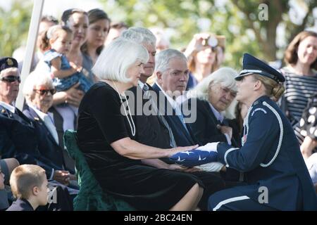 Servizio Graveside per le forze aeree dell'esercito degli Stati Uniti (pilota militare militare) Firenze Elaine Danforth Harmon nel Cimitero Nazionale di Arlington (28900503164). Foto Stock