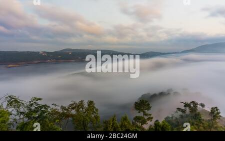 Il bellissimo tramonto si riversa da dorato a rosso a blu Foto Stock