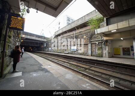 Foto: Glasgow, Regno Unito. 2nd Apr, 2020. Nella foto: Charing Cross Station durante il blocco Covid19. Dal momento che il governo ha imposto un ampio blocco del Regno Unito, le strade, le ferrovie e gli aeroporti per le ultime settimane sono stati come una città fantasma, tuttavia oggi, la ferrovia è più abbronzante ciò che ci si aspetta per il periodo di blocco. Credito: Colin Fisher/Alamy Live News Foto Stock