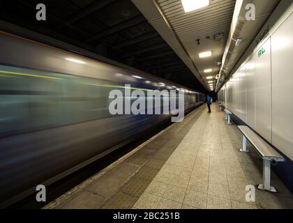 Foto: Glasgow, Regno Unito. 2nd Apr, 2020. Nella foto: Charing Cross Station durante il blocco Covid19. Dal momento che il governo ha imposto un ampio blocco del Regno Unito, le strade, le ferrovie e gli aeroporti per le ultime settimane sono stati come una città fantasma, tuttavia oggi, la ferrovia è più abbronzante ciò che ci si aspetta per il periodo di blocco. Credito: Colin Fisher/Alamy Live News Foto Stock