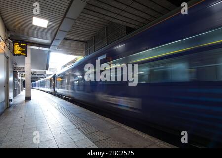 Foto: Glasgow, Regno Unito. 2nd Apr, 2020. Nella foto: Charing Cross Station durante il blocco Covid19. Dal momento che il governo ha imposto un ampio blocco del Regno Unito, le strade, le ferrovie e gli aeroporti per le ultime settimane sono stati come una città fantasma, tuttavia oggi, la ferrovia è più abbronzante ciò che ci si aspetta per il periodo di blocco. Credito: Colin Fisher/Alamy Live News Foto Stock