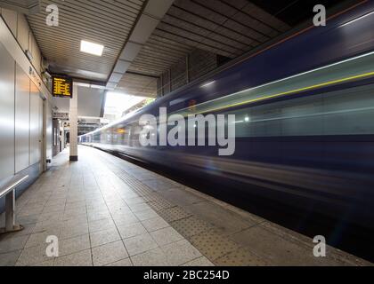 Foto: Glasgow, Regno Unito. 2nd Apr, 2020. Nella foto: Charing Cross Station durante il blocco Covid19. Dal momento che il governo ha imposto un ampio blocco del Regno Unito, le strade, le ferrovie e gli aeroporti per le ultime settimane sono stati come una città fantasma, tuttavia oggi, la ferrovia è più abbronzante ciò che ci si aspetta per il periodo di blocco. Credito: Colin Fisher/Alamy Live News Foto Stock