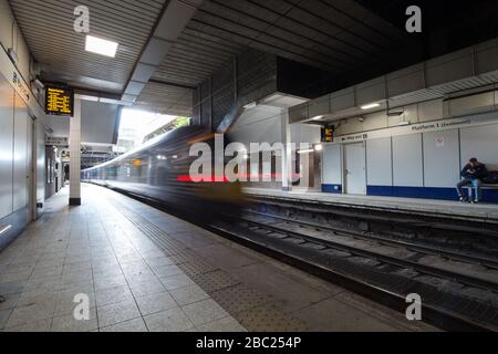 Foto: Glasgow, Regno Unito. 2nd Apr, 2020. Nella foto: Charing Cross Station durante il blocco Covid19. Dal momento che il governo ha imposto un ampio blocco del Regno Unito, le strade, le ferrovie e gli aeroporti per le ultime settimane sono stati come una città fantasma, tuttavia oggi, la ferrovia è più abbronzante ciò che ci si aspetta per il periodo di blocco. Credito: Colin Fisher/Alamy Live News Foto Stock