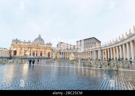 CITTÀ DEL VATICANO, VATICANO - 05 OTTOBRE 2018: Basilica di San Pietro, la basilica più grande del mondo del cristianesimo, Roma, Italia Foto Stock