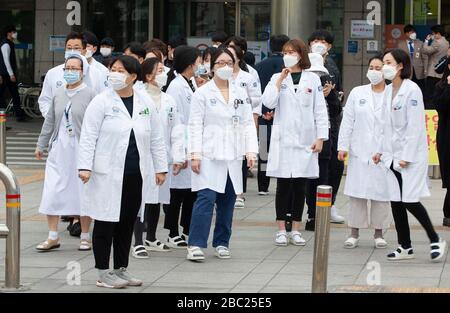 1 aprile 2020 - Uijeongbu, Corea del Sud : i membri della linea di medici sudcoreani ricevono test per il centro di screening COVID-19 che ha istituito il parcheggio ospedaliero presso l'ospedale di Uijeongbu St. Mary nella provincia di Gyeonggi il 1° aprile 2020. Giovedì, più di 29 persone legate all'ospedale sono venuti con il virus nel giro di tre giorni. (Foto di Lee Young-ho/Sipa USA) Foto Stock