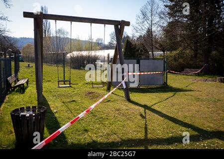 Le attrezzature per il parco giochi si sono spente a Potzbach, in Germania, a causa del virus corona (COVID19). Foto Stock