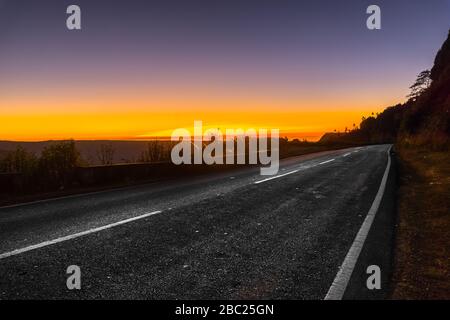 Il bellissimo tramonto si riversa da dorato a rosso a blu Foto Stock