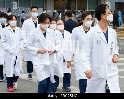 Uijeongbu, Corea del Sud. 1st Apr, 2020. I membri sudcoreani della linea di personale medico ricevono test per il centro di screening COVID-19 che ha istituito il parcheggio ospedaliero presso l'ospedale Uijeongbu St. Mary's Hospital nella provincia di Gyeonggi il 1° aprile 2020. Giovedì, più di 29 persone legate all'ospedale sono venuti con il virus nel giro di tre giorni. (Foto di Lee Young-ho/Sipa USA) credito: Sipa USA/Alamy Live News Foto Stock