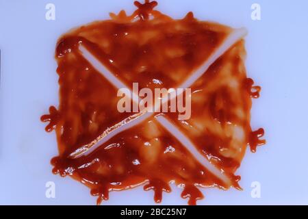 schizzi di ketchup rossi isolati su sfondo bianco Foto Stock