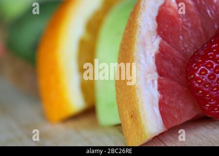 Primo piano di shashlik fatto con frutta, pompelmo rosso rubino, arancio, strawbery, mela verde e kiwi Foto Stock