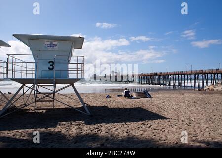 Lifeguard Hut e Oceanside Pier, San Diego Foto Stock