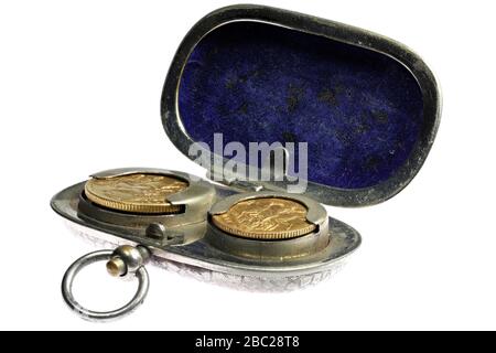 Monete d'oro overeign britanniche piene e mezzo in un supporto in metallo bianco isolato su sfondo bianco Foto Stock
