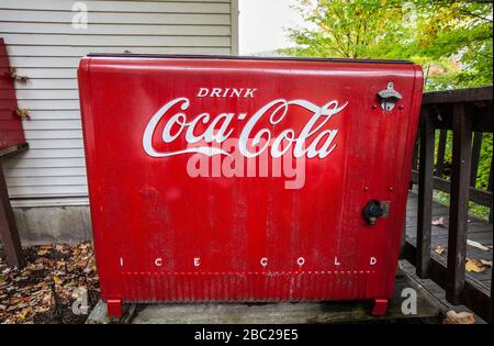 Vintage Red Coca Cola Cooler, New Hampshire, New England, USA, Coca Cola Foto Stock