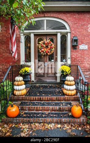 Decorazioni autunnali su una porta anteriore e gradini, Woodstock, Vermont, Stati Uniti d'America, case US casa caduta portico Halloween decorazione esposizione americana Foto Stock