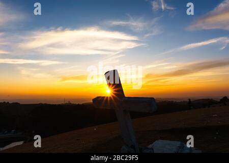 Il bellissimo tramonto si riversa da dorato a rosso a blu Foto Stock